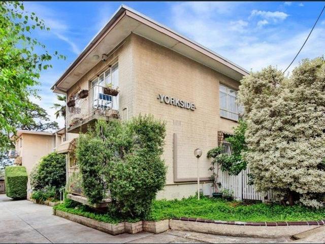 Spacious One Bedroom Apartment in the Heart of Moonee Ponds