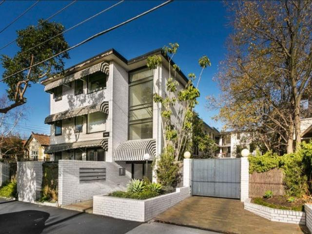 Spacious One Bedroom Apartment in the Heart of Elwood | FLARE REAL ESTATE