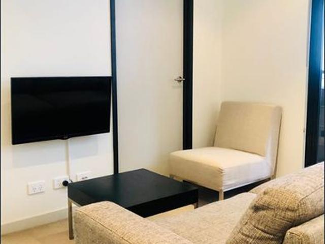 Spacious One Bedroom Apartment on Swanston St!