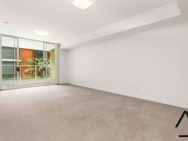 Spacious one bedroom apartment located on the 7th Floor with Sydney city skyline views