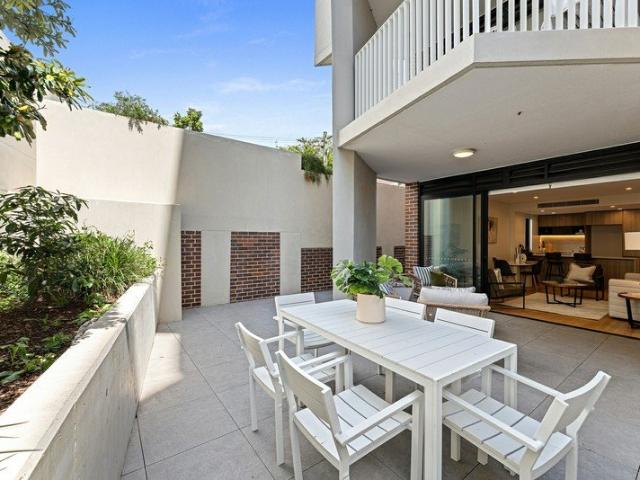 Spacious One Bedroom Apartment Plus Study with Oversized Courtyard