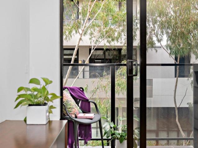 Spacious one bedroom apartment with tree top views Welcome to Ettaro, Brunswick East