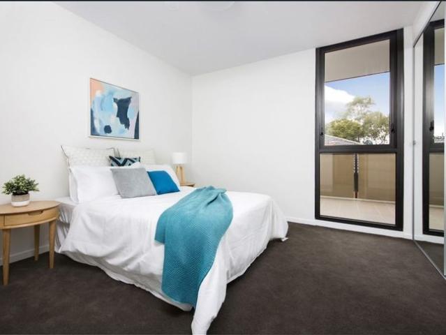 Spacious One Bedroom Apartment with Versatile Additional Room