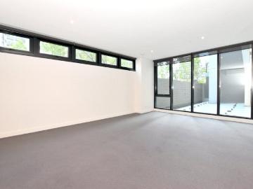 Spacious One Bedroom Apartment with Carpark