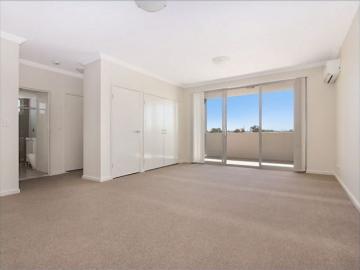 Spacious One Bedroom Apartment with Floorboards