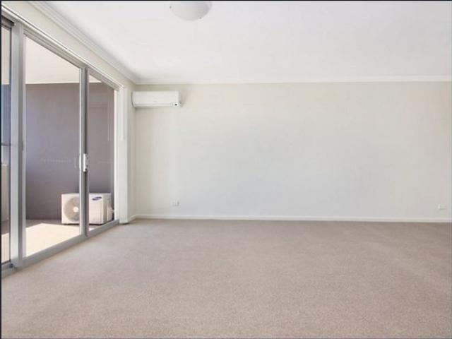 Spacious One Bedroom Apartment with Floorboards