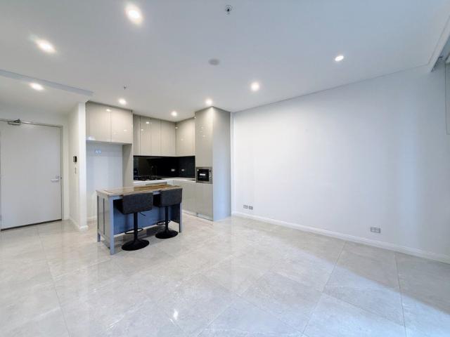 SPACIOUS ONE BEDROOM & Convenient location with Woolworths and local restauarnt