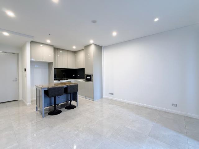 SPACIOUS ONE BEDROOM & Convenient location with Woolworths and local restauarnt