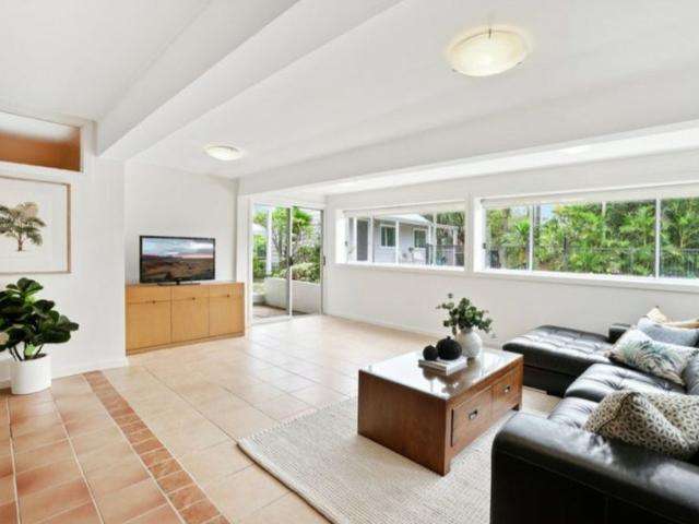 Light Filled, Extra Large One Bedroom Duplex in Quiet Cul de Sac