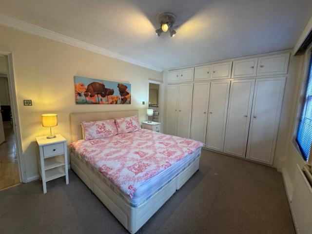 Spacious One Bedroom Flat in Reeves Mews Mayfair