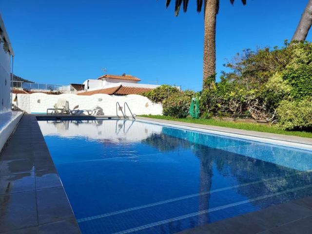 Spacious one bedroom flat with a communal pool