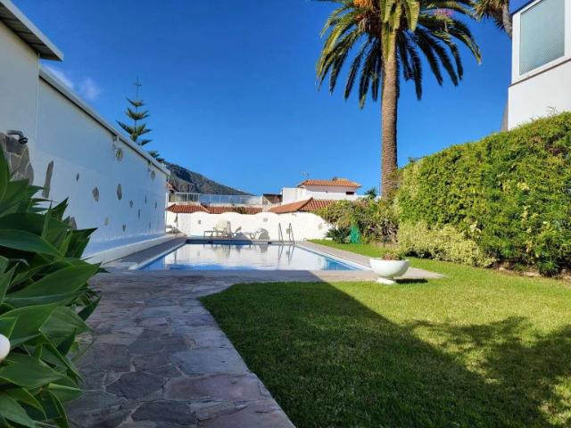 Spacious one bedroom flat with a communal pool