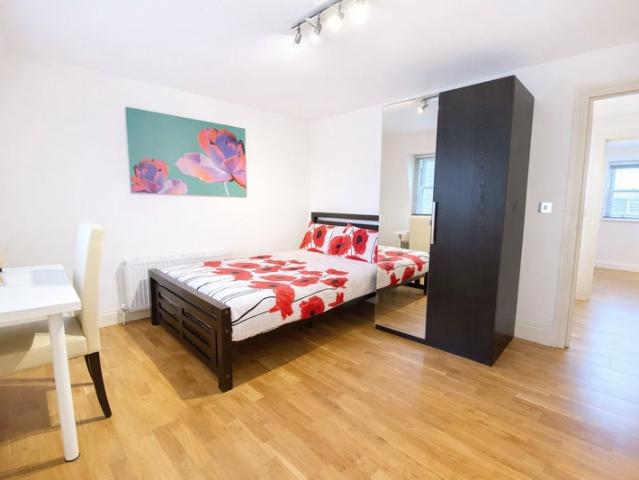 Spacious One Bedroom Flat with AC in South Ken