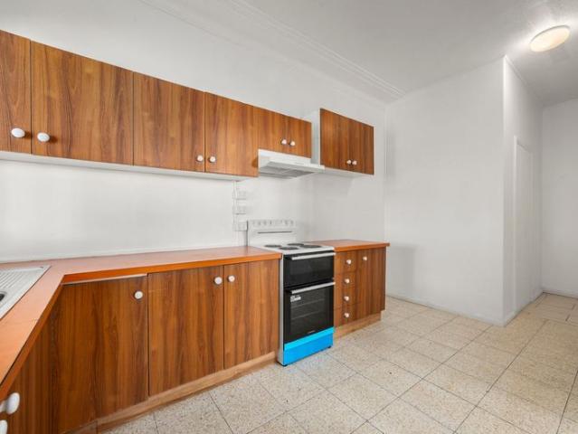 Spacious One Bedroom Flat with Expansive Rear Yard
