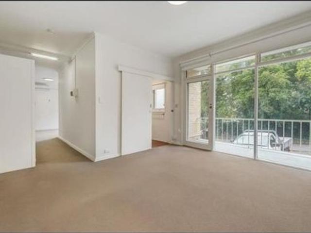 SPACIOUS ONE BEDROOM IN FANTASTIC LOCATION