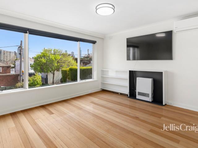 Spacious One Bedroom Living in the Heart of the Domain Precinct