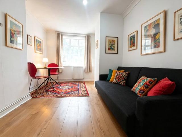 Spacious one bedroom lower ground flat N7