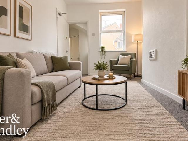 Spacious One Bedroom Middle Floor Flat | £700 Pcm