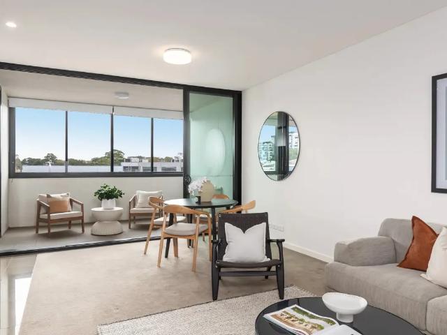 Spacious One bedroom plus Study with Parking