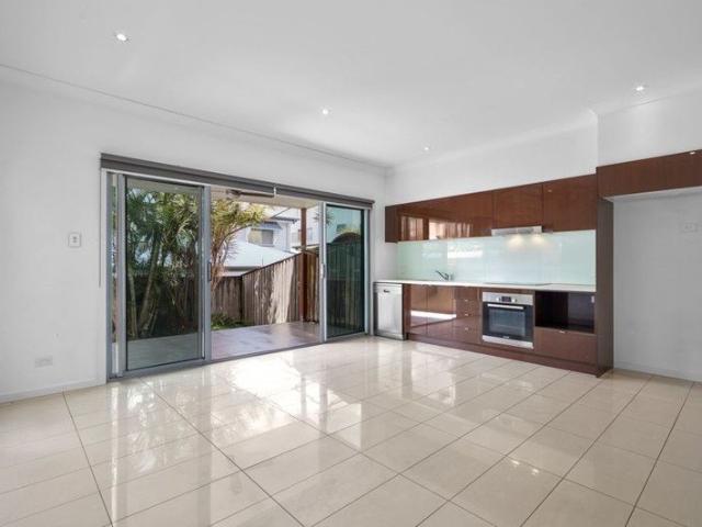 Spacious, Open Plan Design In An Ultra Convenient Locale