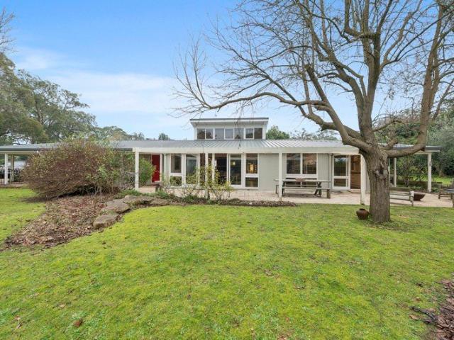 Spacious Open Plan Home In Garden Setting