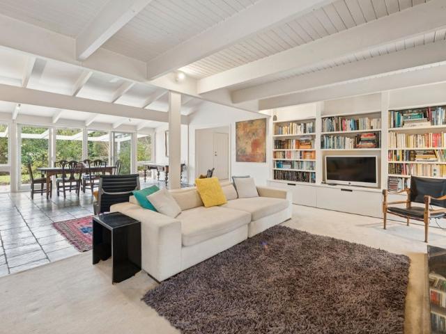 Spacious Open Plan Home In Garden Setting