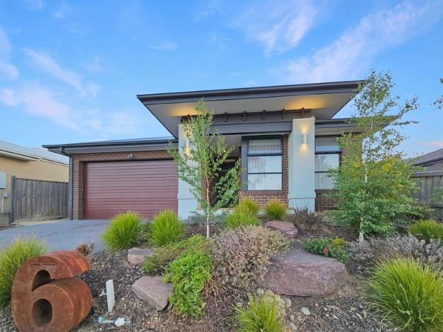 Spacious Open Plan Living With Outdoor Oasis!