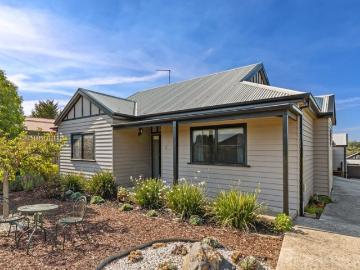 Spacious Open Plan Living with Private Courtyard & Easy Care Appeal