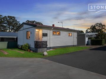 Spacious Over 50s Living with Sunroom, Garage & Workshop
