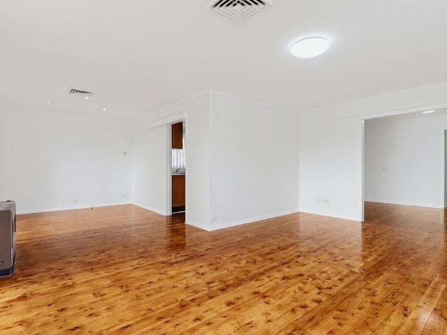 SPACIOUS OXLEY PARK HOME WITH POOL