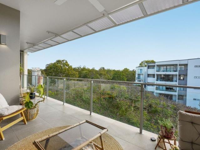 SPACIOUS PARK ADJACENT LIVING!