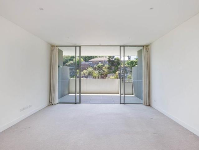 Spacious park view living in desirable Harold Park