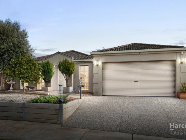 Spacious Parkside Family Living on 559m² Of Prime Land