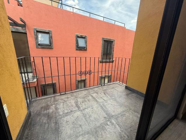 Spacious Penthouse with Terrace & Private Rooftop – Prime Location