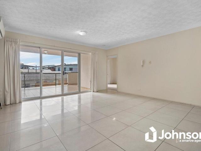 Spacious pet friendly apartment with an oversized balcony in an unrivalled position