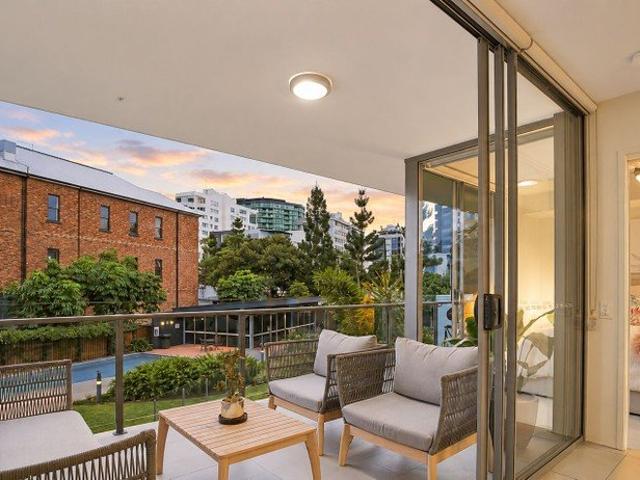 Spacious Poolside Apartment Moments from the CBD