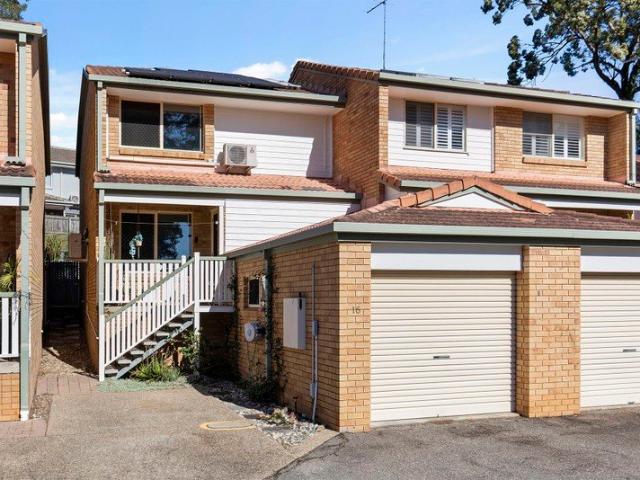 Spacious, Private and Perfectly Positioned in the Heart of Mitchelton