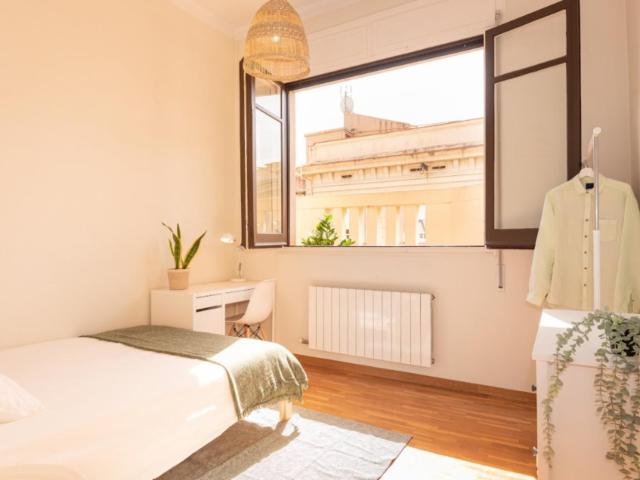 Spacious private double room in well connected Sant Gervasi