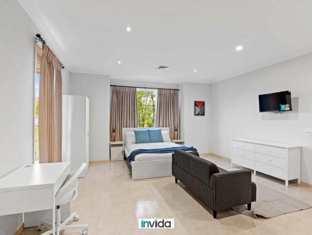SPACIOUS PRIVATE, ENSUITE ROOM IN ROXBURGH PARK UTILITIES INCLUDED. SHARED LIVING IN A CONNECTED LOCATION! MOVE IN READY!