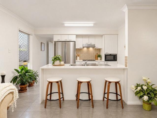 Spacious & Private Four Bedroom Townhouse with Two Ensuites