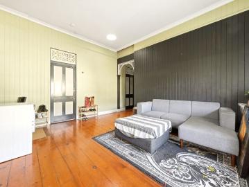Spacious Private Room in a Large Shared Home – Utilities Included!