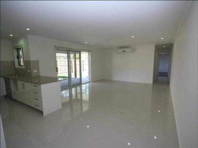 Spacious Quality Duplex In Quiet Street!