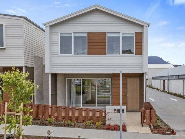 Spacious quality townhouse, double garage
