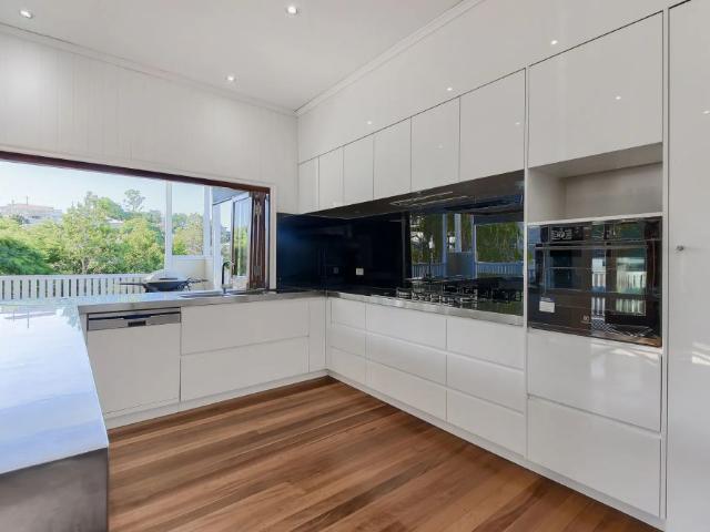 Spacious Queenslander in Prime Location