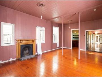 Spacious Queenslander Living in a Prime New Farm Pocket!