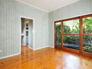 Spacious Queenslander Living in a Prime New Farm Pocket!