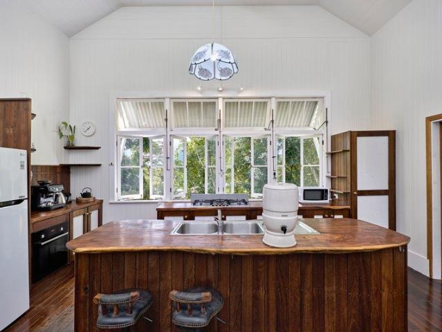 Spacious Queenslander with Separate Granny Flat!