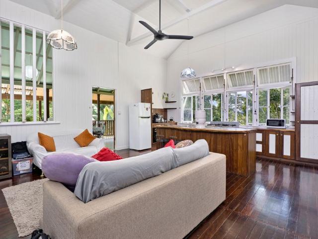 Spacious Queenslander with Separate Granny Flat!