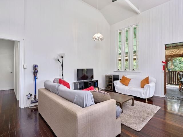 Spacious Queenslander with Separate Granny Flat!