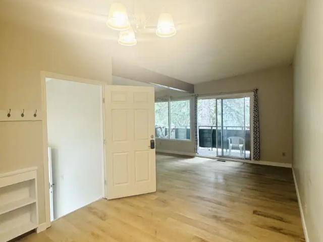 Spacious & Quiet 2 Bedroom Main Floor – Across from Market Mal